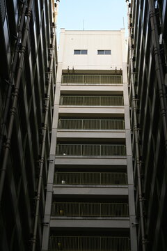 建物に挟まれた吹き抜け
