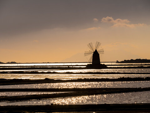 Italy, Sicily, Province of Trapani, Marsala, Laguna dello Stagnone, Saline Ettore Infersa, Wind mill in the evening