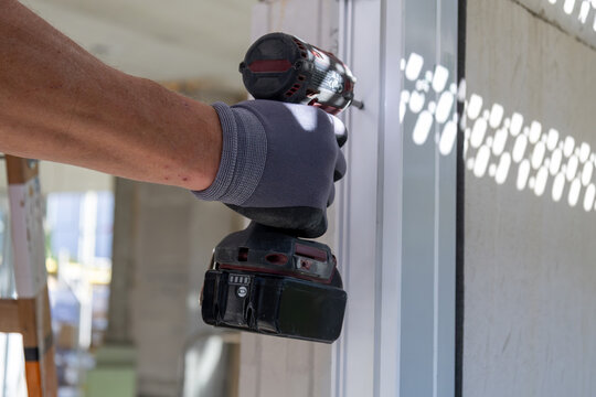 Fenstermontage: Handwerker bauen Fenster an einem neuen Wohnhaus ein