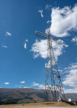 Huancayo, Peru (Per&uacute;) : The illuminated metal Cruz de la Paz rises above the Andean mountains on Cerro Achkamarca near Huancayo. 