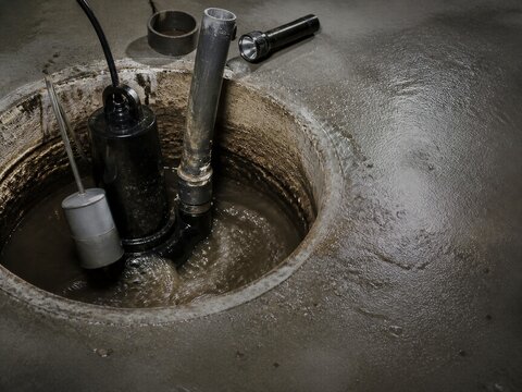 Sump pump removes standing basement water during flood restoration