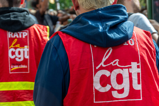 Paris, France - 6 octobre 2026: Militants appartenant &agrave; l'organisation syndicale fran&ccedil;aise CGT (Conf&eacute;d&eacute;ration G&eacute;n&eacute;rale du Travail) portant des gilets rouges avec le logo CGT pendant une manifestation