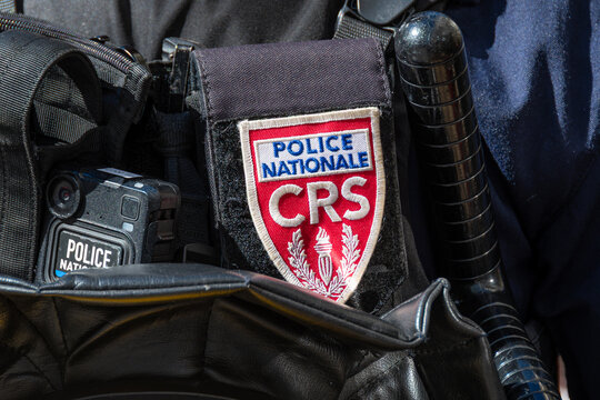 Paris, France - 6 octobre 2026: Insigne CRS sur le gilet tactique d'un policier. Les CRS sont des unit&eacute;s de la police nationale fran&ccedil;aise sp&eacute;cialis&eacute;es dans le maintien de l'ordre et la s&eacute;curit&eacute;