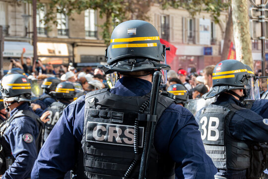 Paris, France - 6 octobre 2026: Groupe de CRS en intervention dans une manifestation. Les CRS sont des unit&eacute;s de la police nationale fran&ccedil;aise sp&eacute;cialis&eacute;es dans le maintien de l'ordre et la s&eacute;curit&eacute;