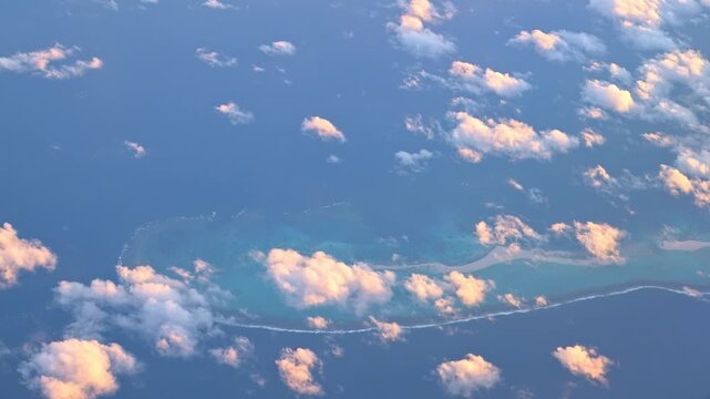 【機窓・空撮】飛行機から見下ろす石垣島付近の美しい海とサンゴ礁（朝景・夕景）
