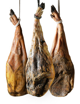  Jam&oacute;n serrano ib&eacute;rico engastado con transparencia PNG. Tres jamones espa&ntilde;oles curados tradicionales colgados aislados sobre fondo PNG transparente para el dise&ntilde;o de alimentos.