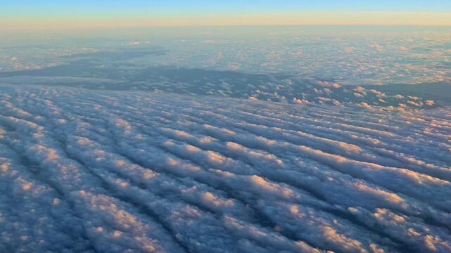 【機窓・空撮】飛行機から見下ろす美しい雲海と朝焼けのグラデーション（夕景）