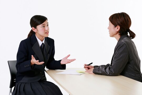 高校教室で担任教師と大学進学の進路面談を行う日本の高校生、大学入試を控えた時期の大学受験支援サービスを訴求する教育広告イメージ、受験準備の場面