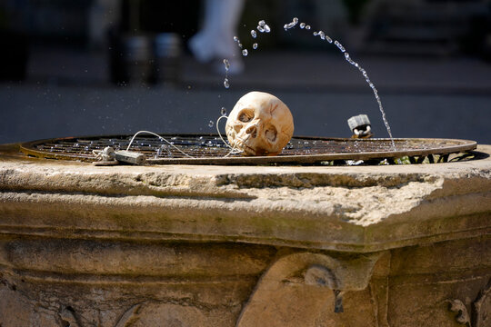 Shakespeare Castle Skull Decoration on Stone Fountain with Water Arc to be or not to be