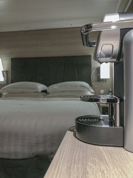 Doppelbett mit Dekokissen in Deluxe Suite auf Kreuzfahrtschiff - Opulent interior design inside luxury suite onboard modern cruiseship cruise ship liner inside multi bedroom family penthouse suite