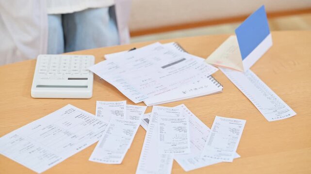 物価高による家計負担をレシートから計算する、生活費や家計簿、支出増加、住宅ローンの金利上昇や節約を考える顔なしイメージ（レシートや領収書は全て著作権保持のオリジナルで作成しています）動画
