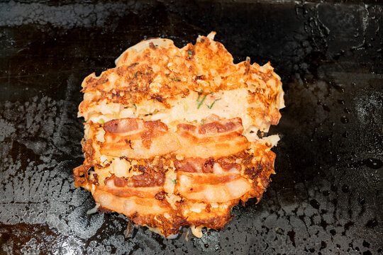 「お好み焼き」は、日本のピザのような料理で、心安らぐ大衆食でもあります。鉄板で調理されます。
