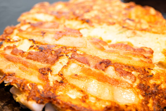 「お好み焼き」は、日本のピザのような料理で、心安らぐ大衆食でもあります。鉄板で調理されます。
