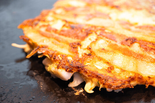 「お好み焼き」は、日本のピザのような料理で、心安らぐ大衆食でもあります。鉄板で調理されます。
