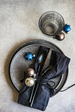 Minimalist table setting with black stoneware and Christmas