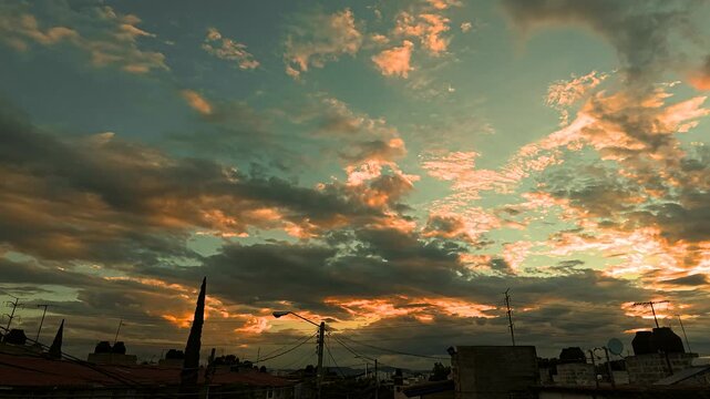 atardecer, anochecer, puesta de sol, cielo, nubes, timelapse, transici&oacute;n d&iacute;a noche, cambio de luz, cielo al atardecer, nubes en movimiento, crep&uacute;sculo, hora dorada, hora azul, paisaje, horizonte, luz 