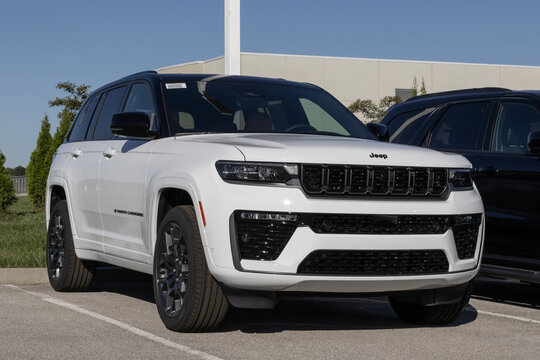 Jeep Grand Cherokee Summit 4X4 SUV display. Jeep offers the Grand Cherokee with a 2.0L Hurricane I4 Turbo engine. MY:2027