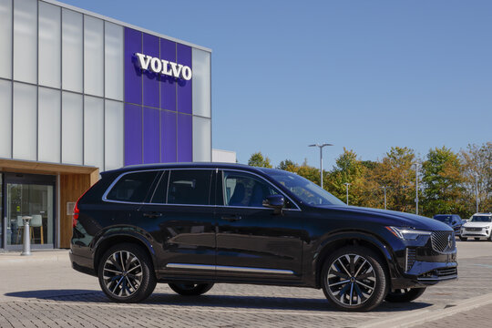 Volvo XC90 B6 Plus AWD Large Family SUV at a dealership. Volvo offers the XC90 with a 2.0L MHEV Twincharged engine. MY:2026