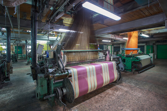 The weaving loom forms a shed for weft insertion.