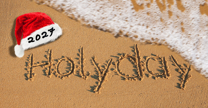 Weihnachtsm&uuml;tze mit 2027 im Sand mit Welle