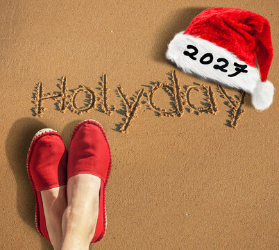 Rote Weihnachtsm&uuml;tze mit 2027 im Sand