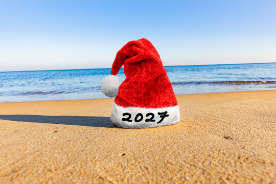 Rote Weihnachtsm&uuml;tze an einem Meeresstrand