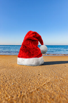 Rote Weihnachtsm&uuml;tze an einem Meeresstrand