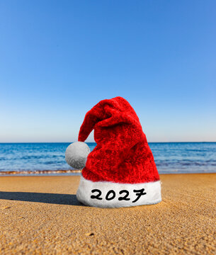Rote Weihnachtsm&uuml;tze an einem Meeresstrand