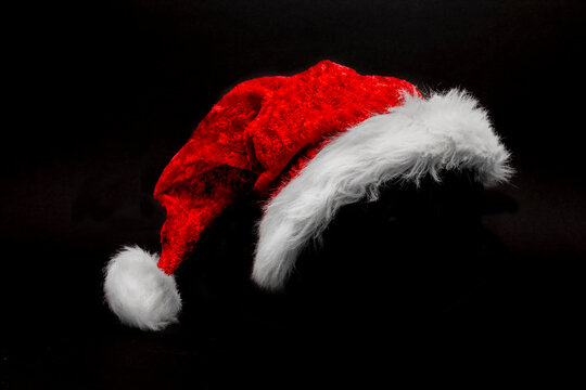 Rote Weihnachtsm&uuml;tze vor dunklem Hintergrund