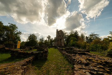 blick auf die mauerreste der burgruine dagstuhl bei wadern im nordsaarland, deutschland © Helmut Scheuer