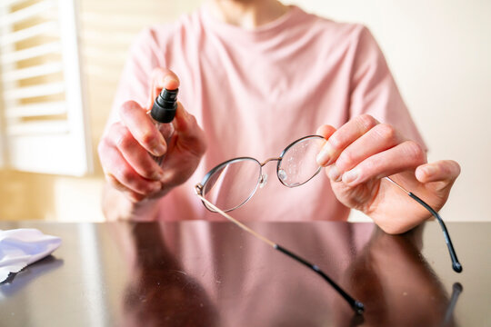Spraying eyeglasses cleaning