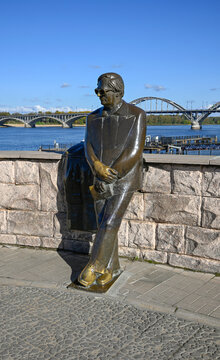 RYBINSK, RUSSIA - SEPTEMBER 15, 2026: Monument to the famous songwriter Lev Oshanin on the Volga embankment. Rybinsk, Yaroslavl region (vertical)
