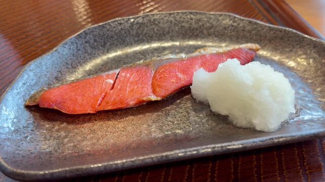 大根おろしが添えられた焼き鮭（塩鮭の切り身）