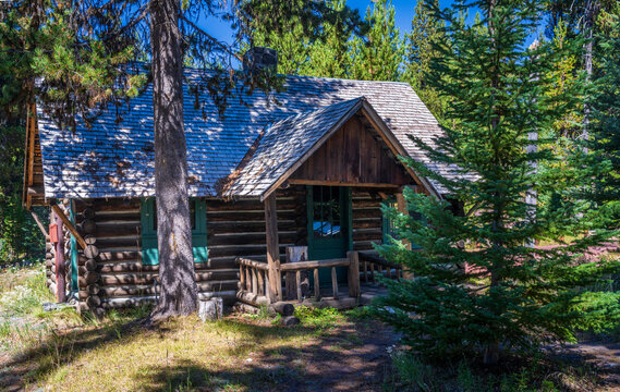 Historic Elk Lake Guard Station a rustic log cabin nestled amongst tall pines in Deschutes National Forest Oregon