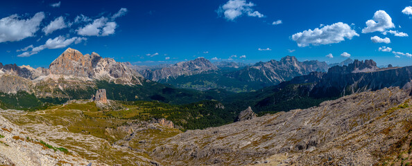 Panorama na Cinque Torri (Pięć Wież) oraz potężny masyw górski Tofana di Rozes w Dolomitach we Włoszech, widok z Nuvolau.  © grzegorz_pakula
