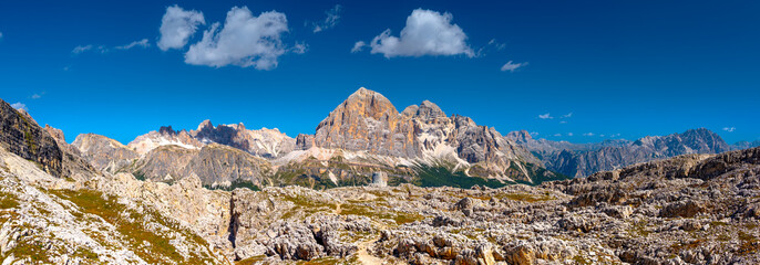 Panorama na Cinque Torri (Pięć Wież) oraz potężny masyw górski Tofana di Rozes w Dolomitach we Włoszech, widok z Nuvolau.  © grzegorz_pakula