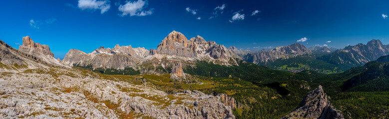 Panorama na Cinque Torri (Pięć Wież) oraz potężny masyw górski Tofana di Rozes w Dolomitach we Włoszech, widok z Nuvolau.  © grzegorz_pakula
