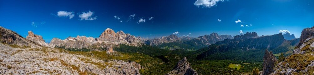Panorama na Cinque Torri (Pięć Wież) oraz potężny masyw górski Tofana di Rozes w Dolomitach we Włoszech, widok z Nuvolau.  © grzegorz_pakula