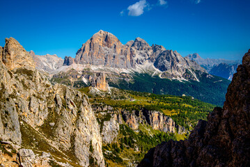 Panorama na Cinque Torri (Pięć Wież) oraz potężny masyw górski Tofana di Rozes w Dolomitach we Włoszech, widok z Nuvolau.  © grzegorz_pakula
