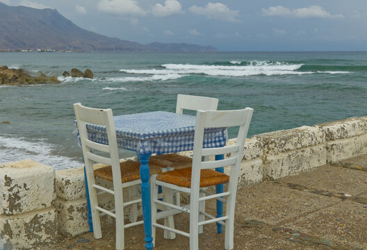 Traditionelle griechische Tavernenm&ouml;bel an der Strandpromenade auf Kreta