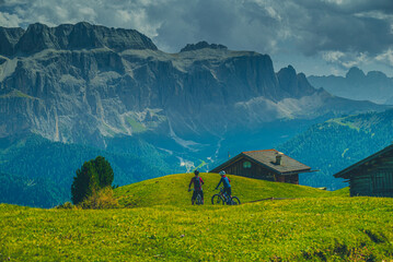 Turyści, rowerzyści na tle Dolomitów, Alpy © grzegorz_pakula
