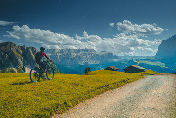 Turyści, rowerzyści na tle Dolomitów, Alpy © grzegorz_pakula