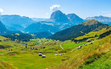 Masyw Sassolungo  w dolinie Val Gardena, zielone pastwiska, Dolomity  © grzegorz_pakula