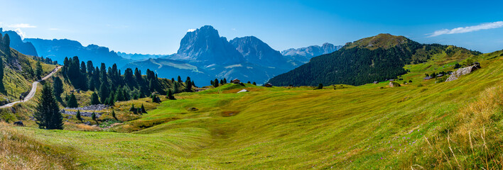 Masyw Sassolungo  w dolinie Val Gardena, zielone pastwiska, Dolomity  © grzegorz_pakula