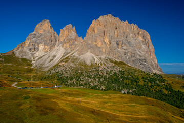 Masyw Sassolungo, Panorama na szczyty górskie Dolomitów - jesień 2026 © grzegorz_pakula