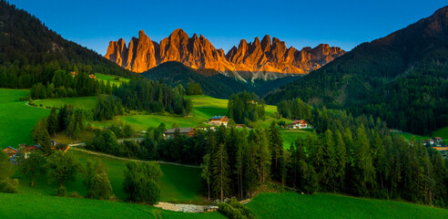 Zachód słońca na Odle (Geisler) - Panorama na szczyty górskie Dolomitów - jesień 2026,  © grzegorz_pakula