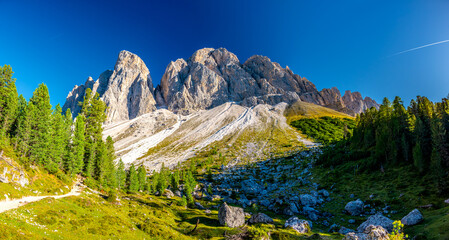 Fototapeta premium Odle (Geisler) - Panorama na szczyty górskie Dolomitów - jesień 2026, szlak Adolfa Munkela
