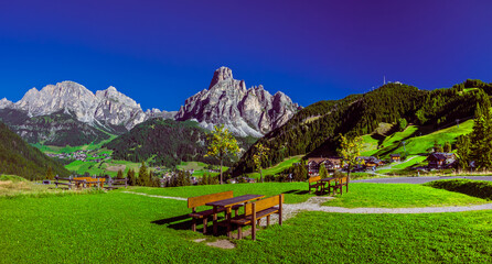 Dolina Val di Funes, panorama na szczyty górskie Dolomitów - jesień 2026 © grzegorz_pakula