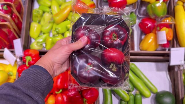 Red and Black Tomatoes on Display in Supermarket Vegetable Section &ndash; Assorted Dark and Bright Varieties on Shelf
