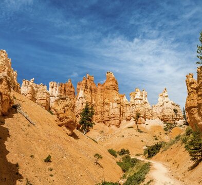 Hiking trail Peekaboo Trail, Bizarre rock landscape with Hoodoos, reddish sandstone formations, Inspiration Point, Bryce Canyon National Park, Utah, USA